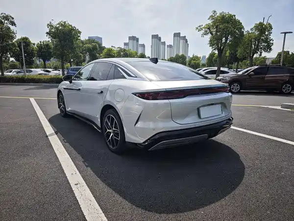 BYD Han L 2025