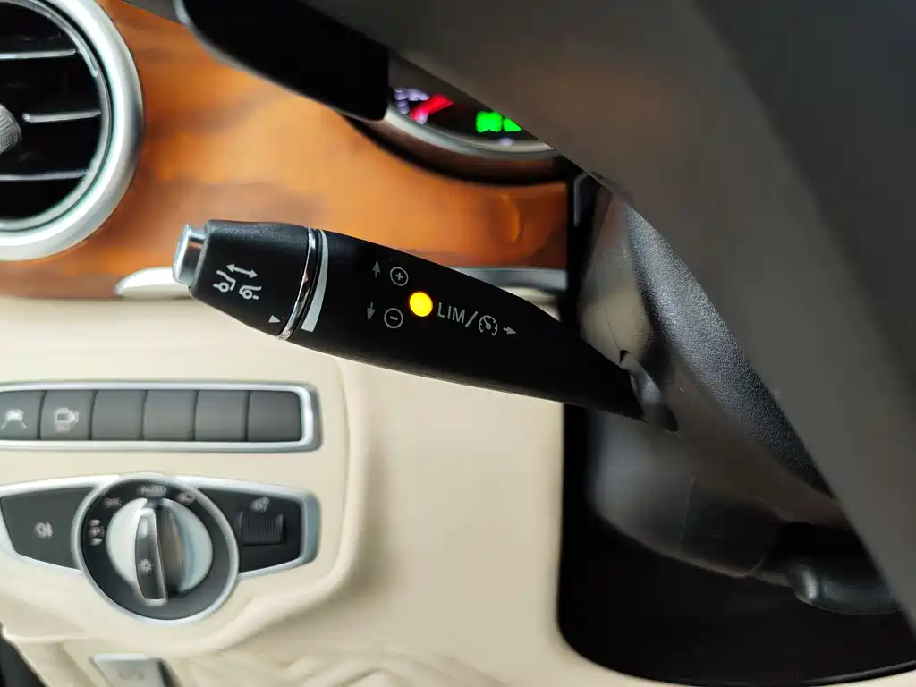 Mercedes-Benz V-Class 2019 — фото 21
