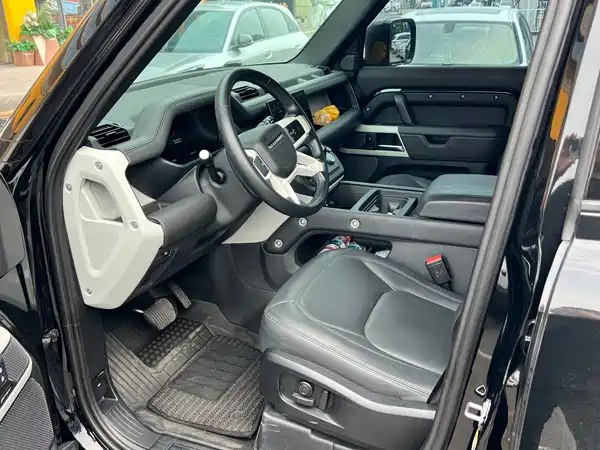 Land Rover Defender 2023