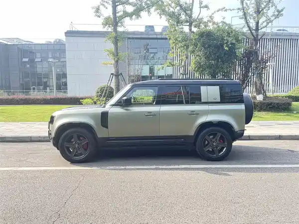 Land Rover Defender 2024