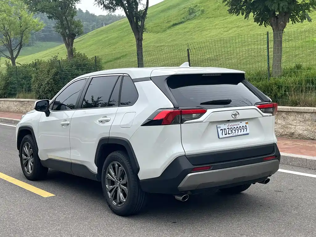 Toyota RAV4 2024 — фото 12