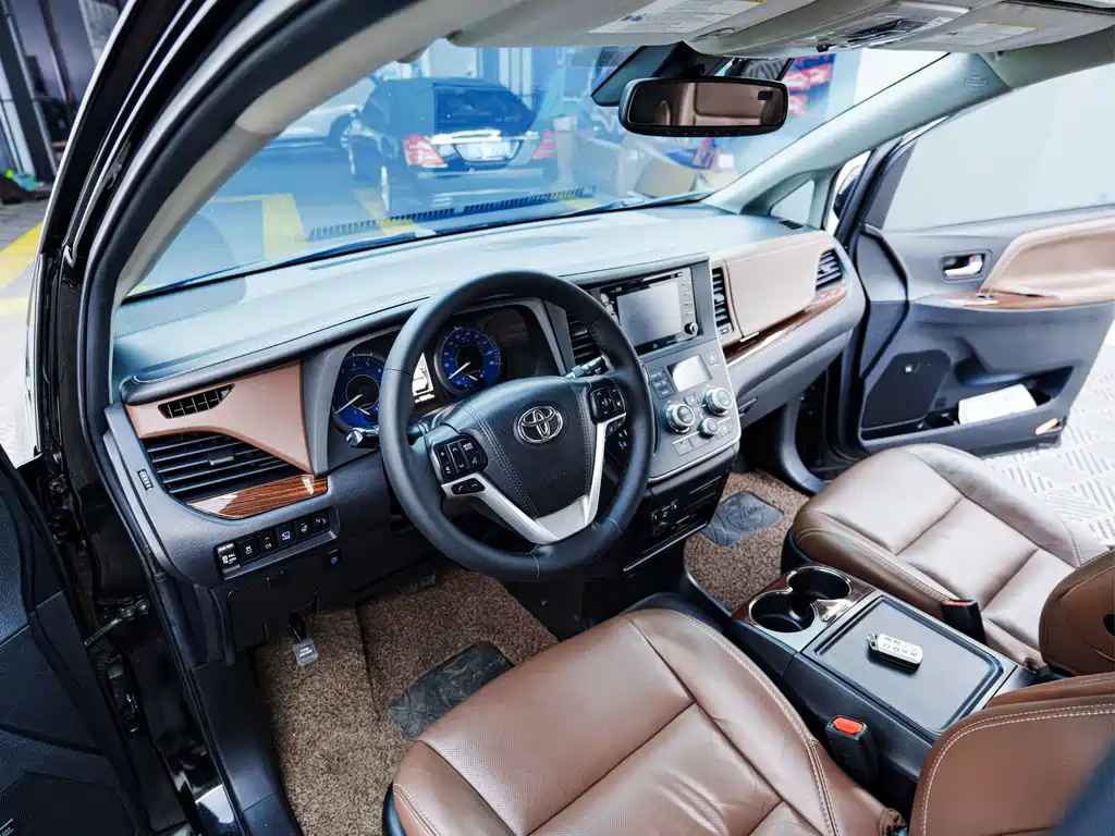 Toyota Sienna 2018 — фото 11