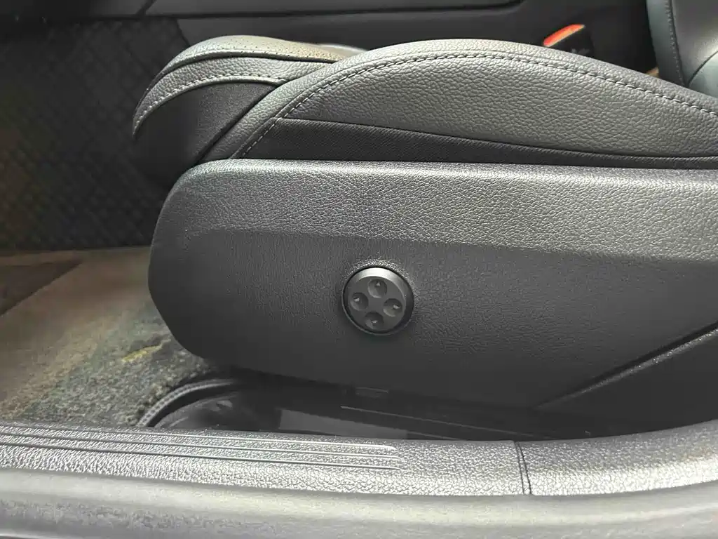 Mercedes-Benz C-Class 2025 — фото 12