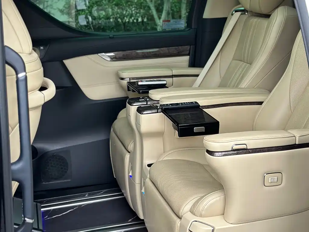 Toyota Vellfire 2022 — фото 18
