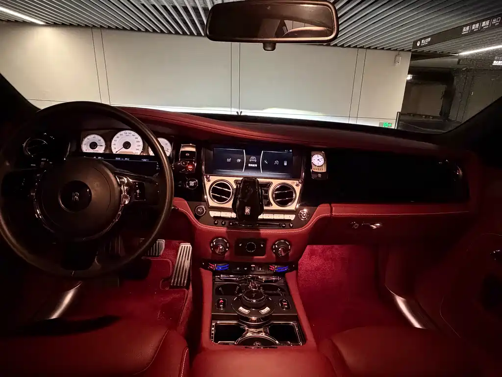 Rolls-Royce Ghost 2018 — фото 12