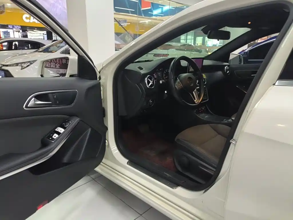 Mercedes-Benz A-Class 2015 — фото 16