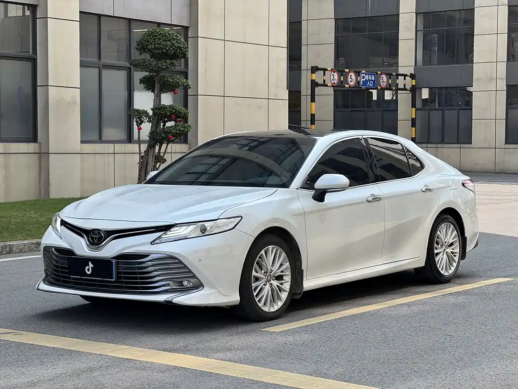 Toyota Camry 2020 — фото 1