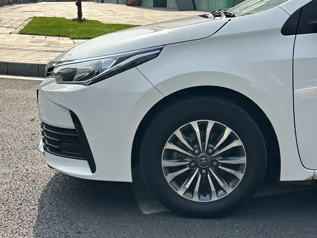 Toyota Corolla 2018 — фото 3