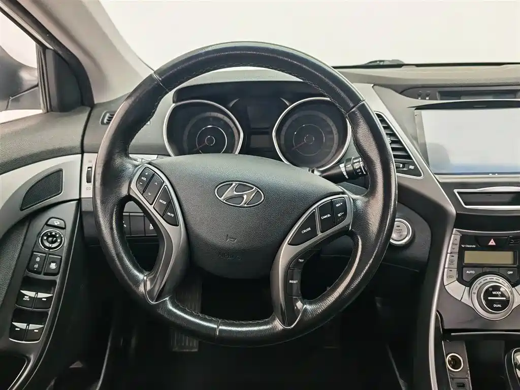 Hyundai Elantra Langdong 2016 — фото 11