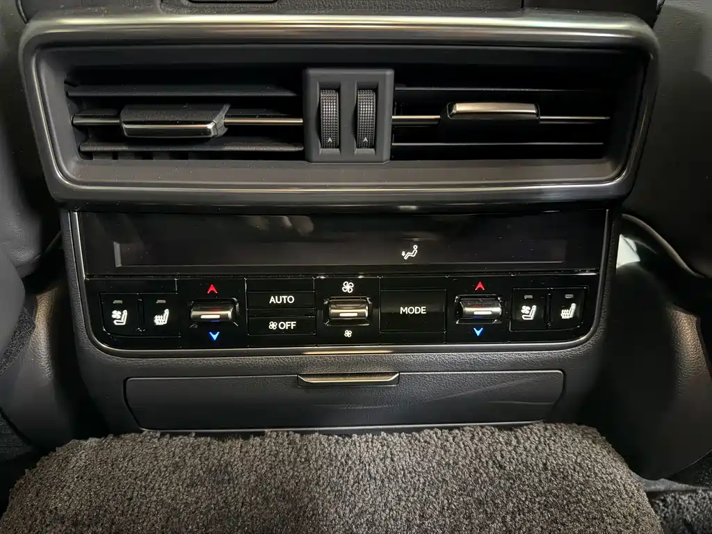 Lexus LX — фото 15