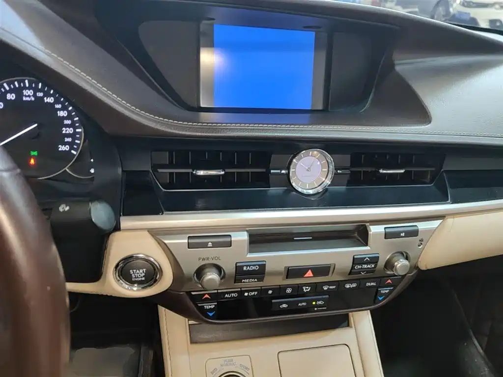 Lexus ES 2015 — фото 10