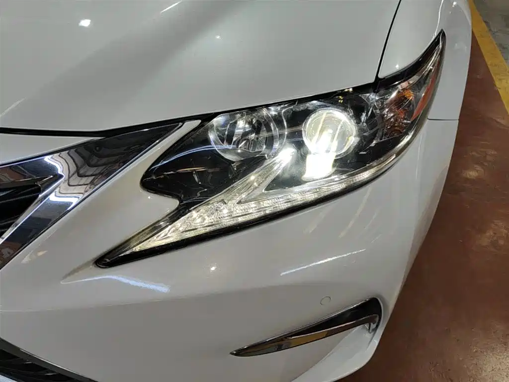 Lexus ES 2015 — фото 24