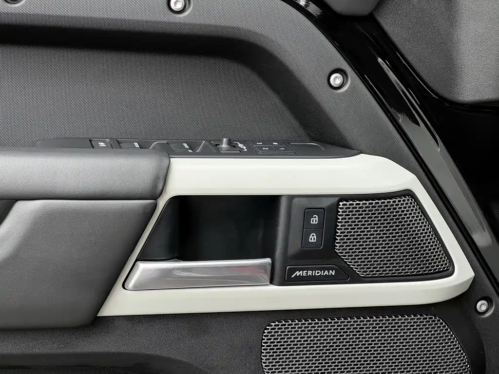 Land Rover Defender 2024 — фото 15