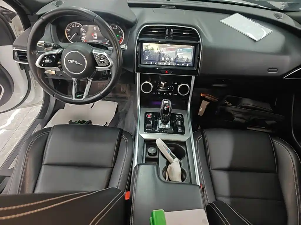 Jaguar XEL 2020 — фото 10