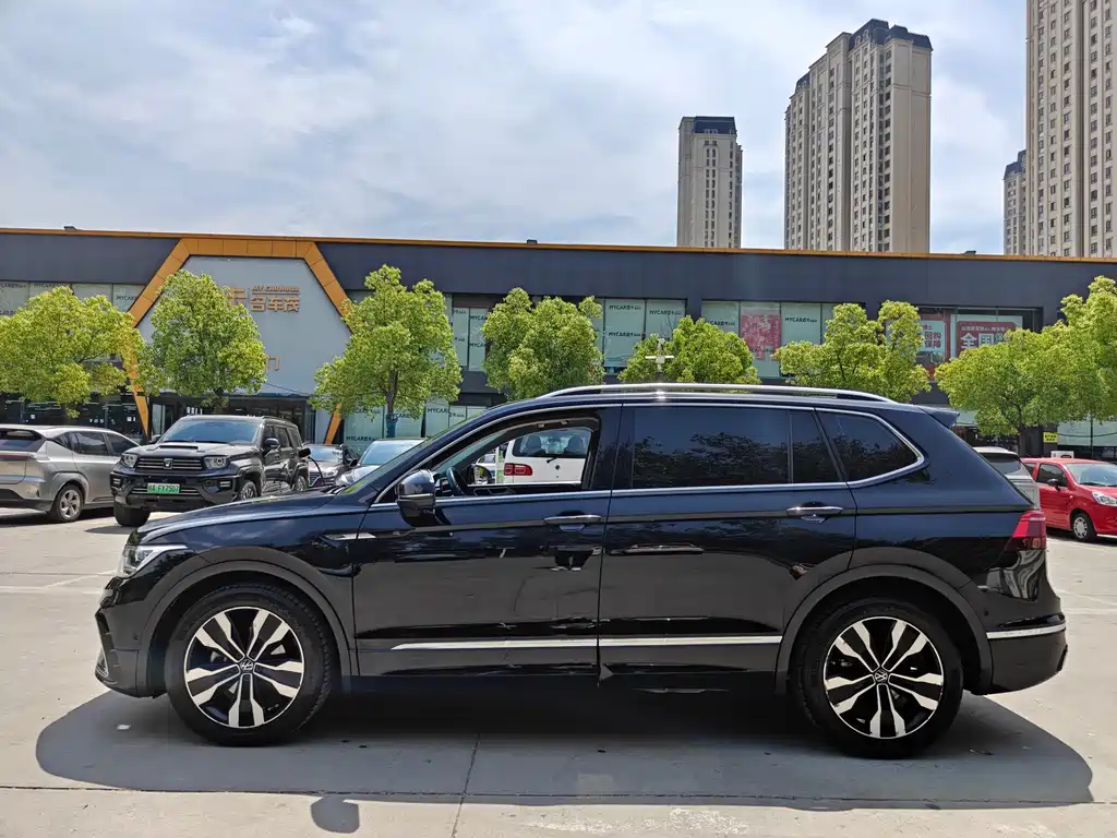 Volkswagen Tiguan L 2023 — фото 10
