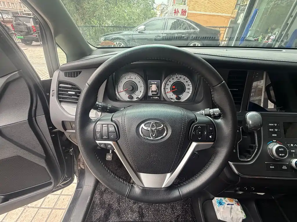 Toyota Sienna 2016 — фото 12