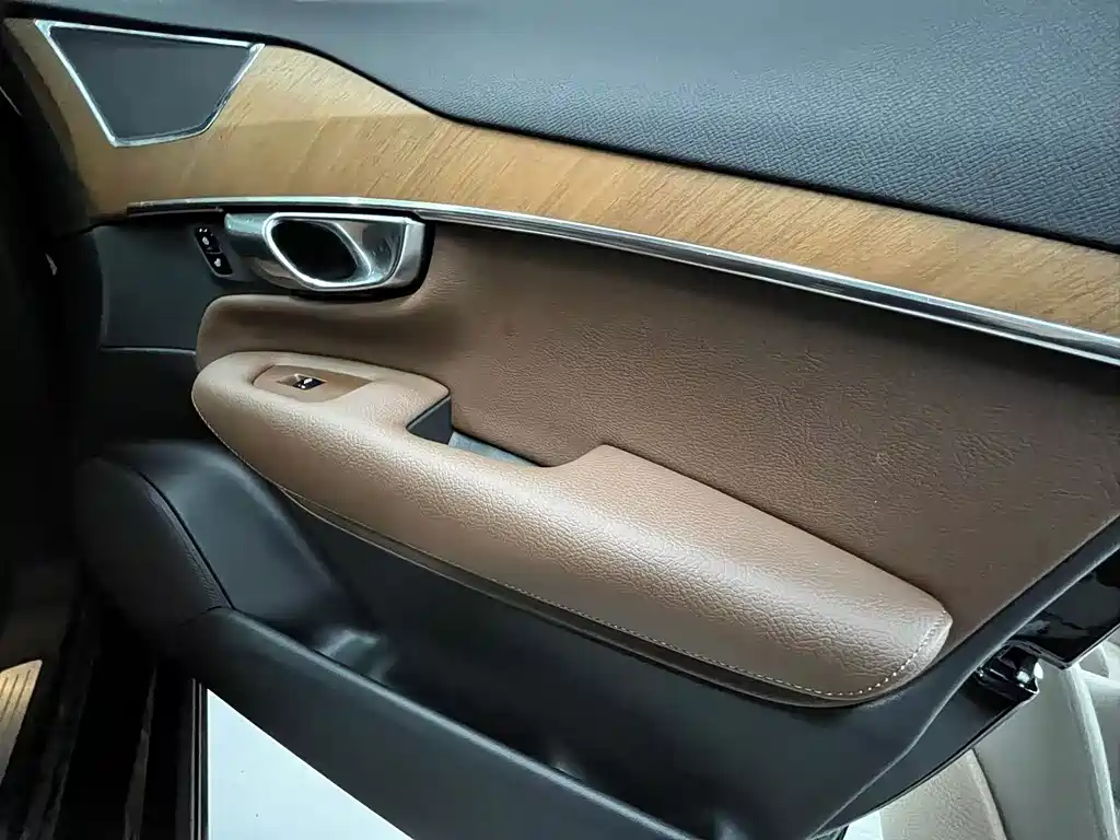 Volvo XC90 2022 — фото 12