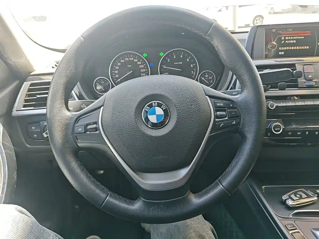 BMW 3 Series 2017 — фото 11