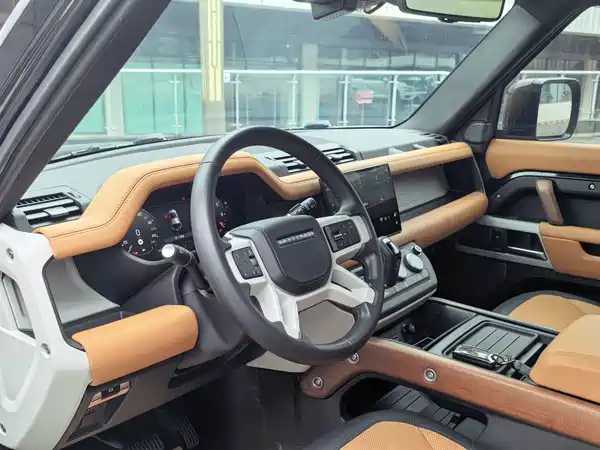 Land Rover Defender 2024