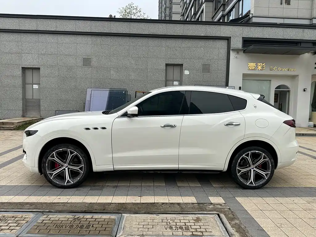 Maserati Levante 2018 — фото 10