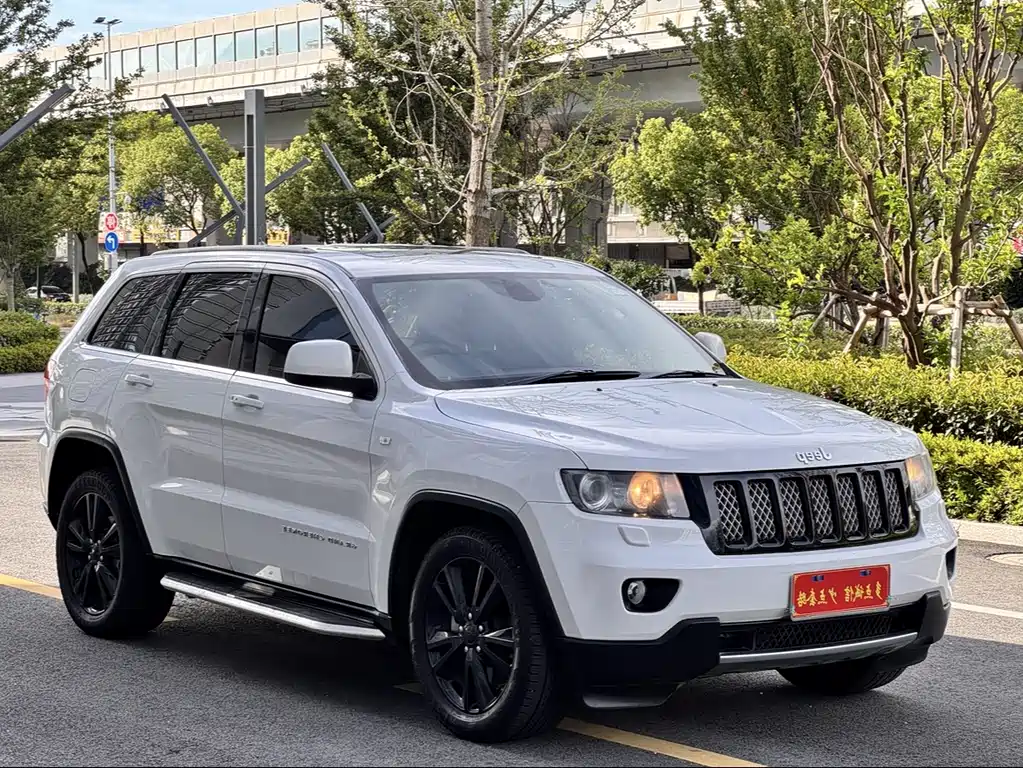 Jeep Grand Cherokee 2012 — фото 3