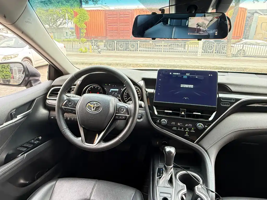 Toyota Camry 2023 — фото 8