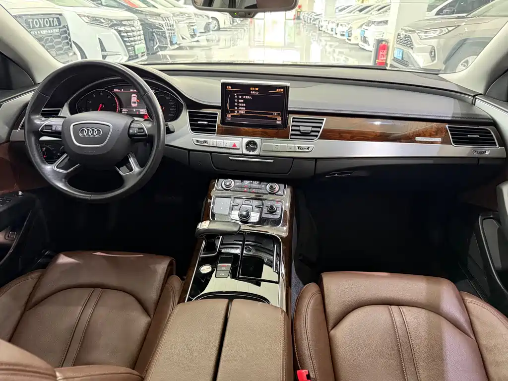Audi A8 2017 — фото 12