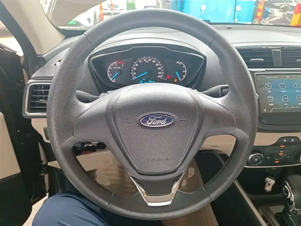 Ford Escort 2015 — фото 11