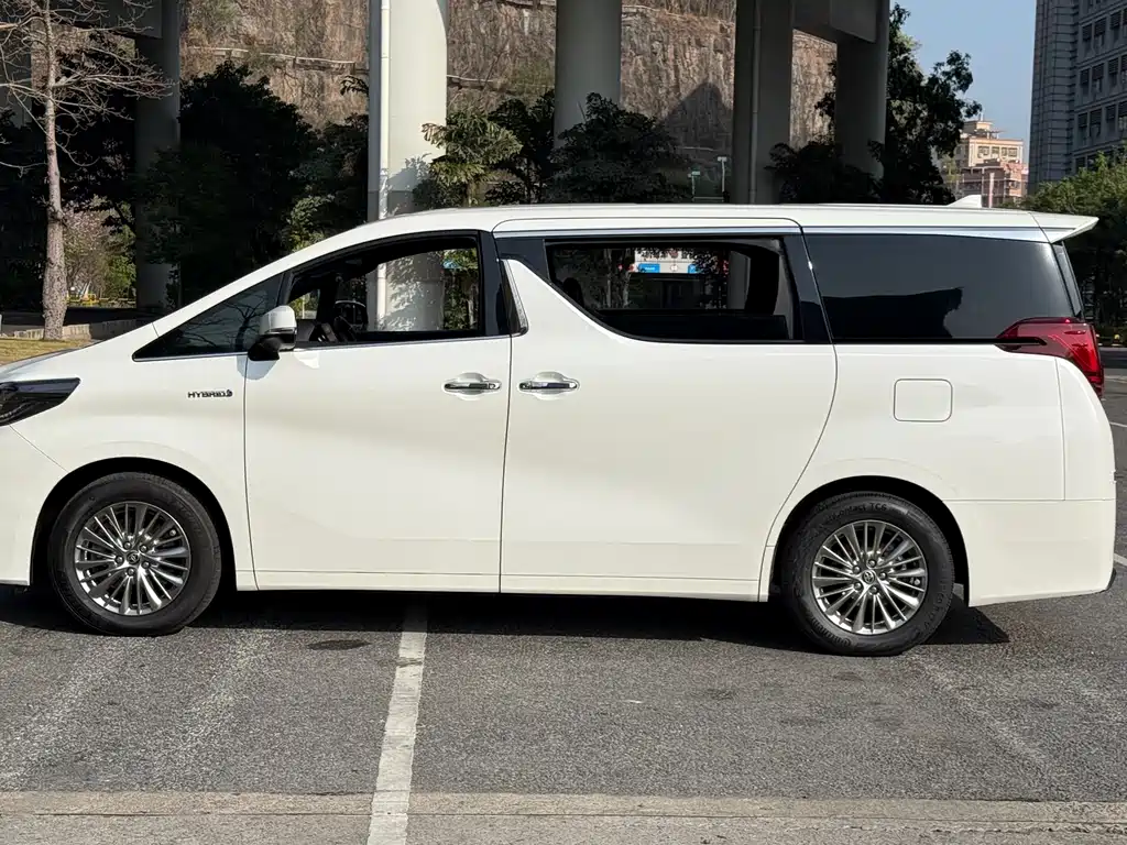 Toyota Alphard 2022 — фото 3