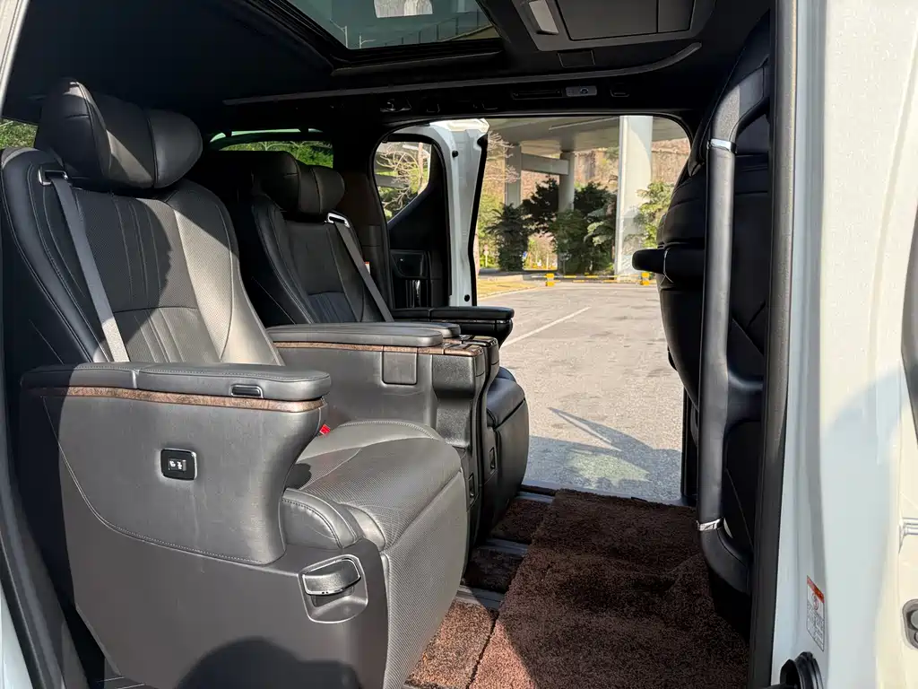 Toyota Alphard 2022 — фото 8