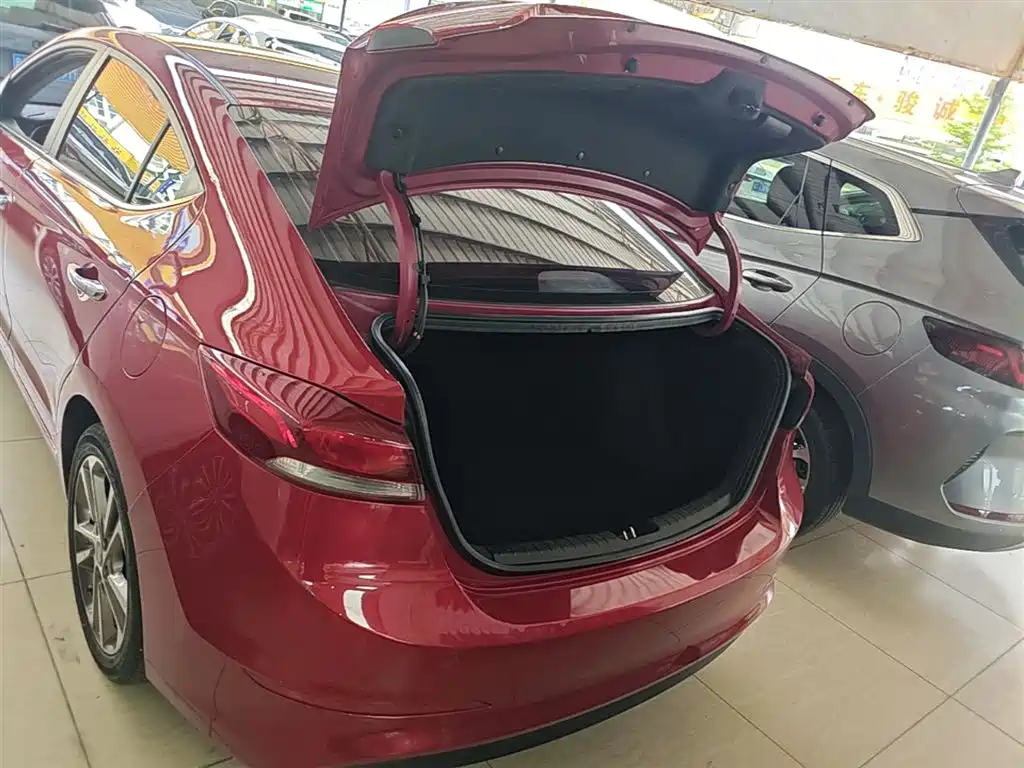 Hyundai Elantra 2019 — фото 19