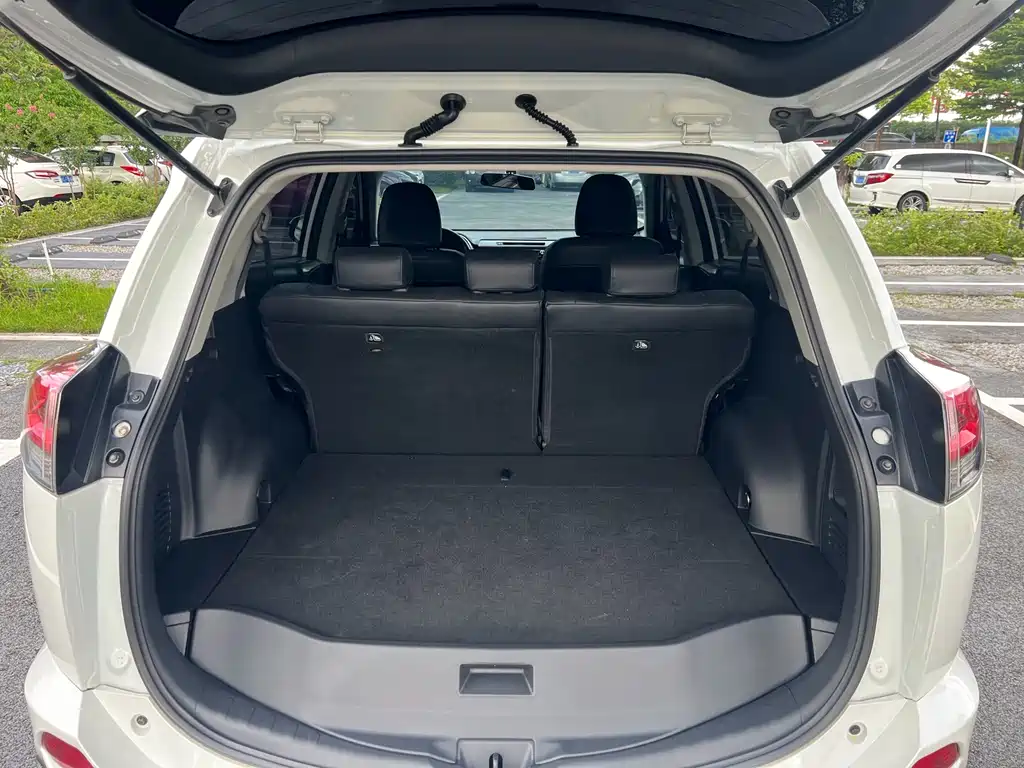 Toyota RAV4 2019 — фото 10
