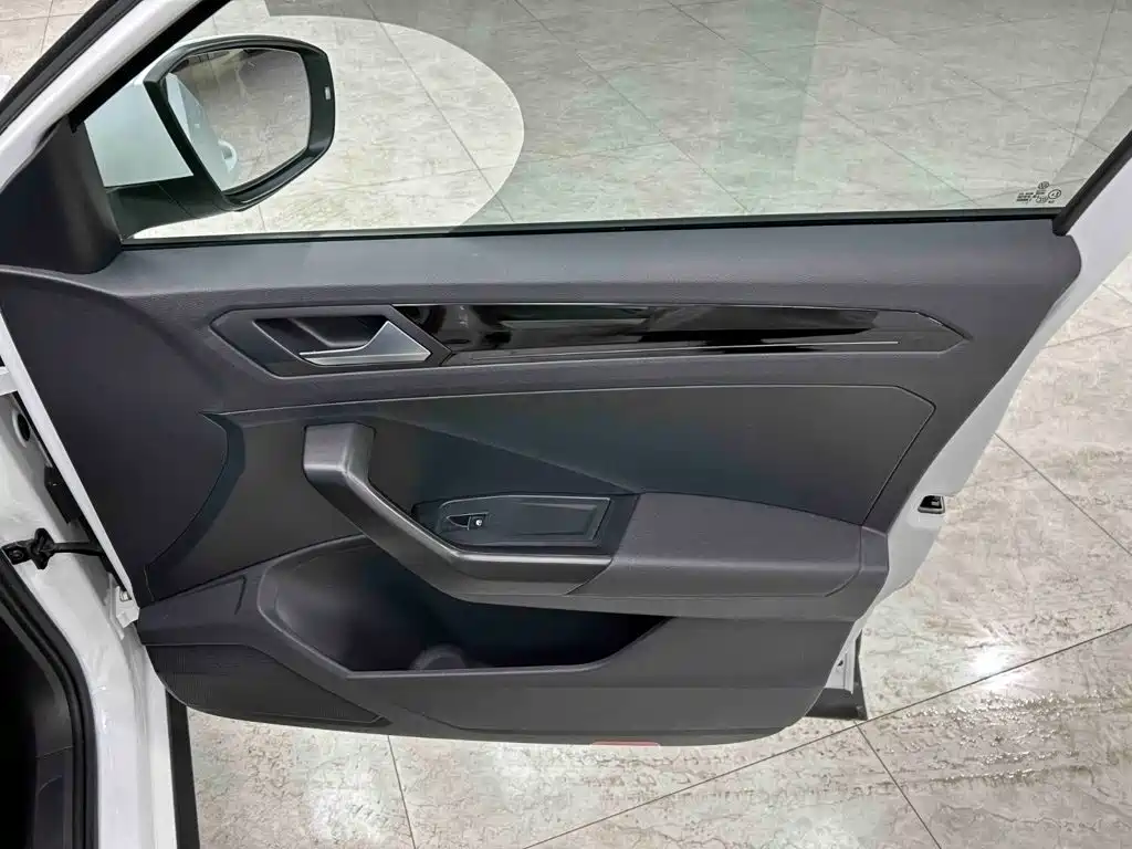 Volkswagen T-Roc 2023 — фото 12