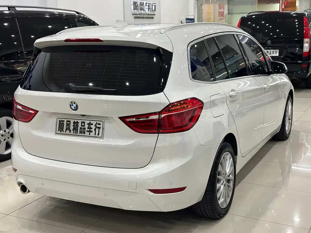 BMW 2 Series Wagon 2020 — фото 28