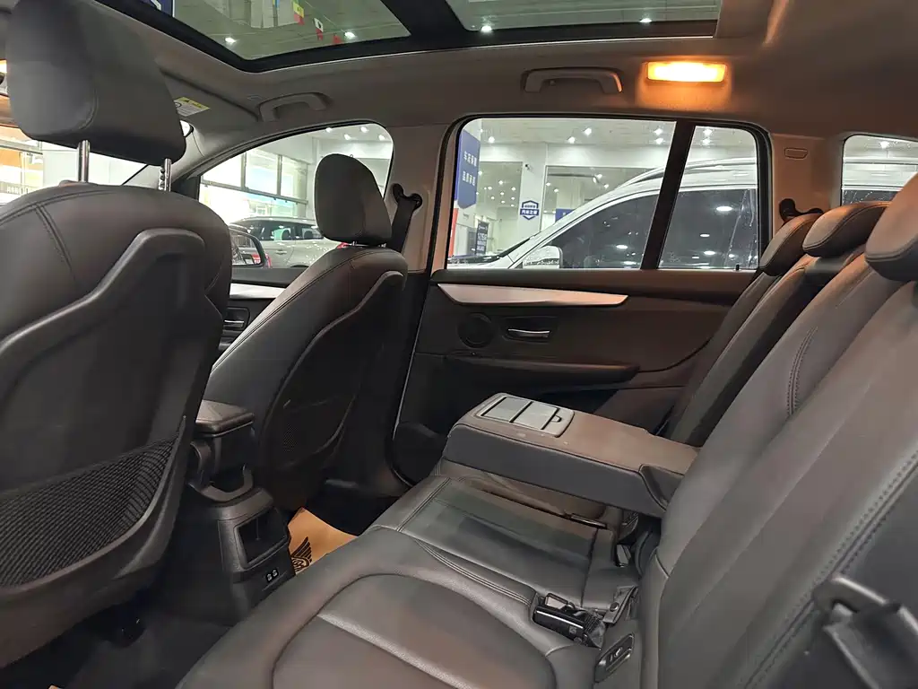 BMW 2 Series Wagon 2020 — фото 13