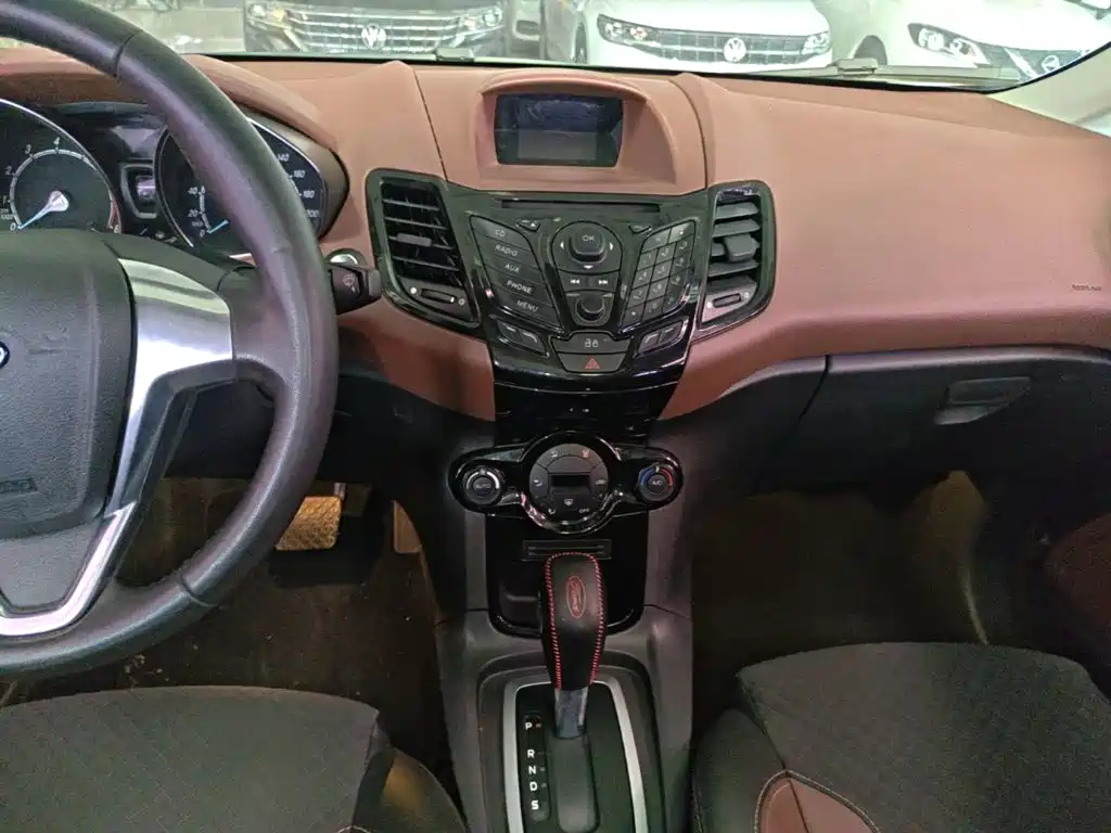 Ford Fiesta 2014 — фото 13