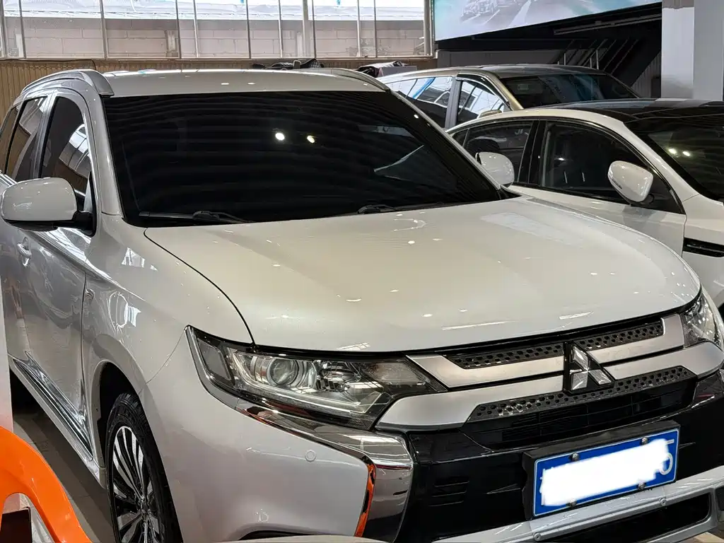 Mitsubishi Outlander 2022 — фото 3