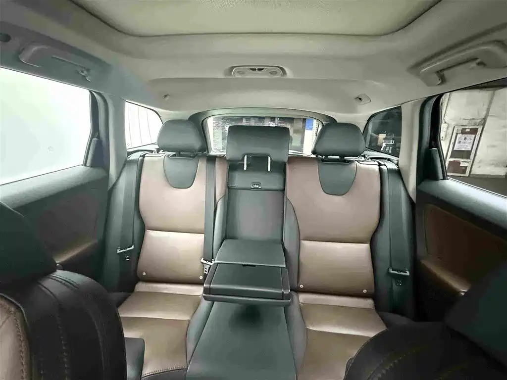 Volvo XC60 2017 — фото 10