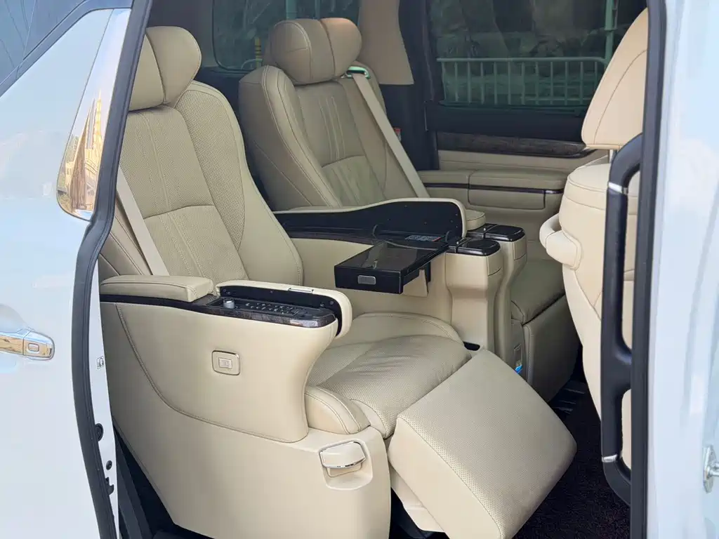 Toyota Alphard 2023 — фото 15