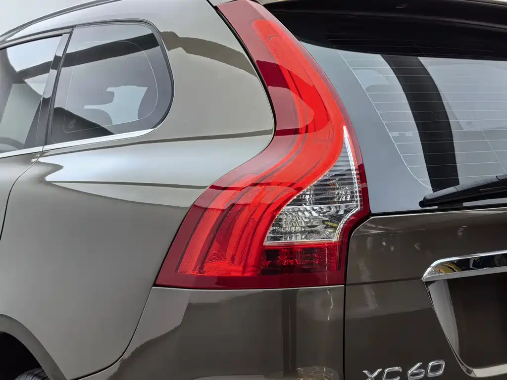 Volvo XC60 2017 — фото 11