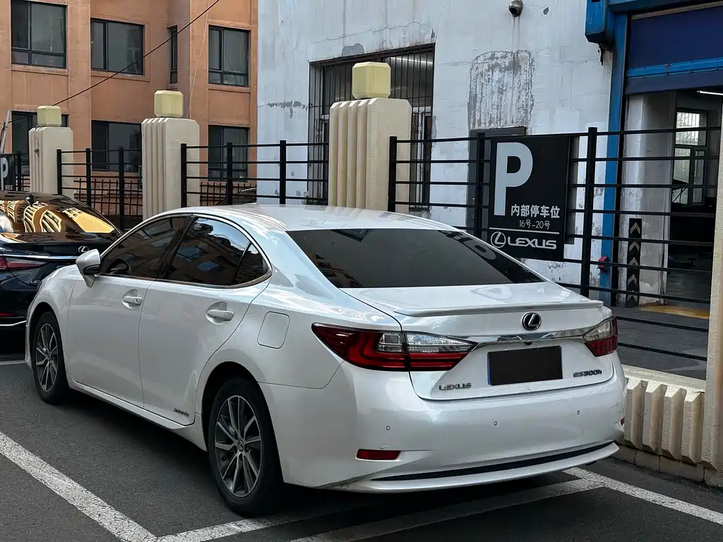 Lexus ES 2018 — фото 3