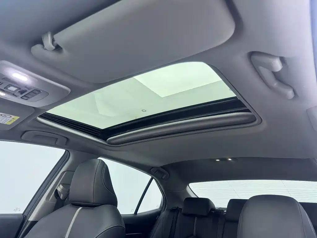 Toyota Camry 2022 — фото 11