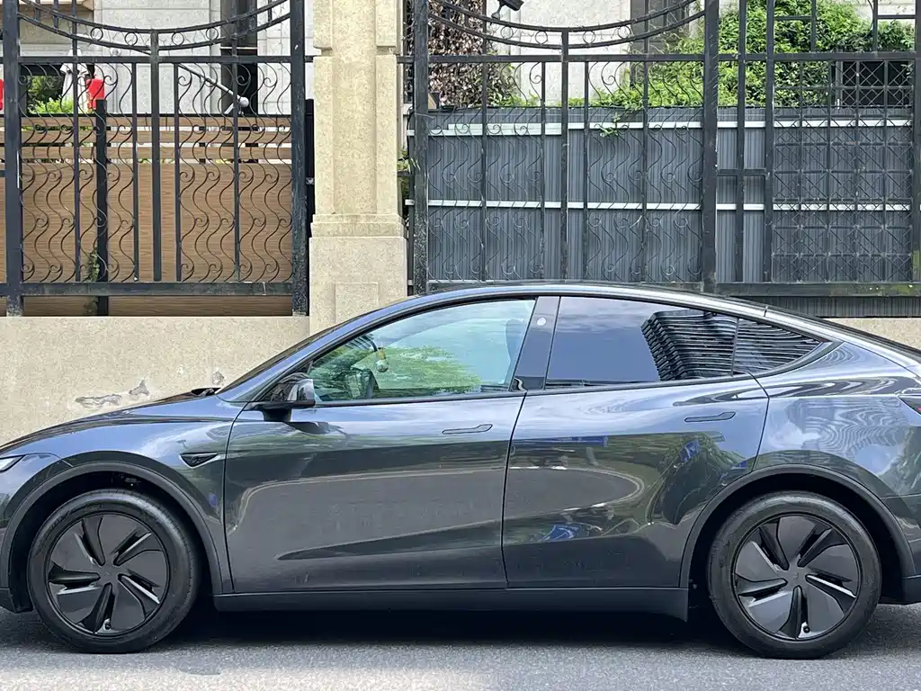 Tesla Model Y 2025 — фото 3