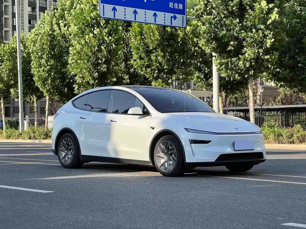 Tesla Model Y L 2026 — фото 3