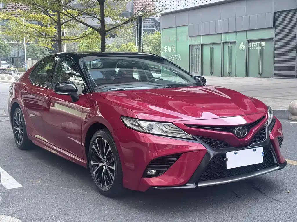 Toyota Camry 2018 — фото 1