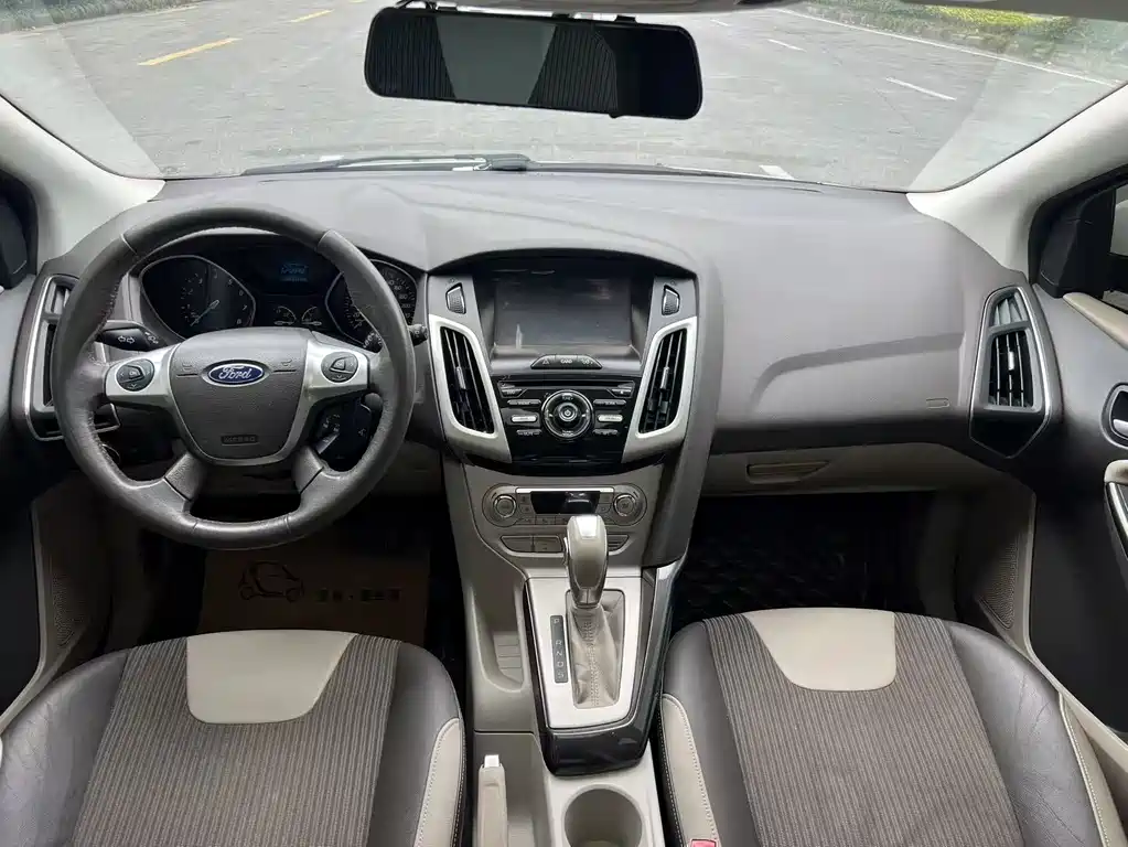 Ford Focus 2013 — фото 11