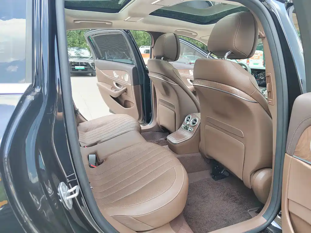 Mercedes-Benz E-Class 2022 — фото 16