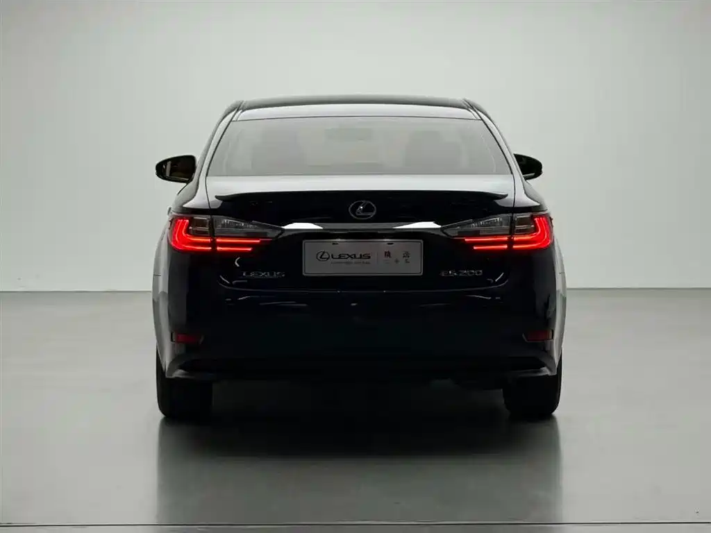 Lexus ES 2018 — фото 12
