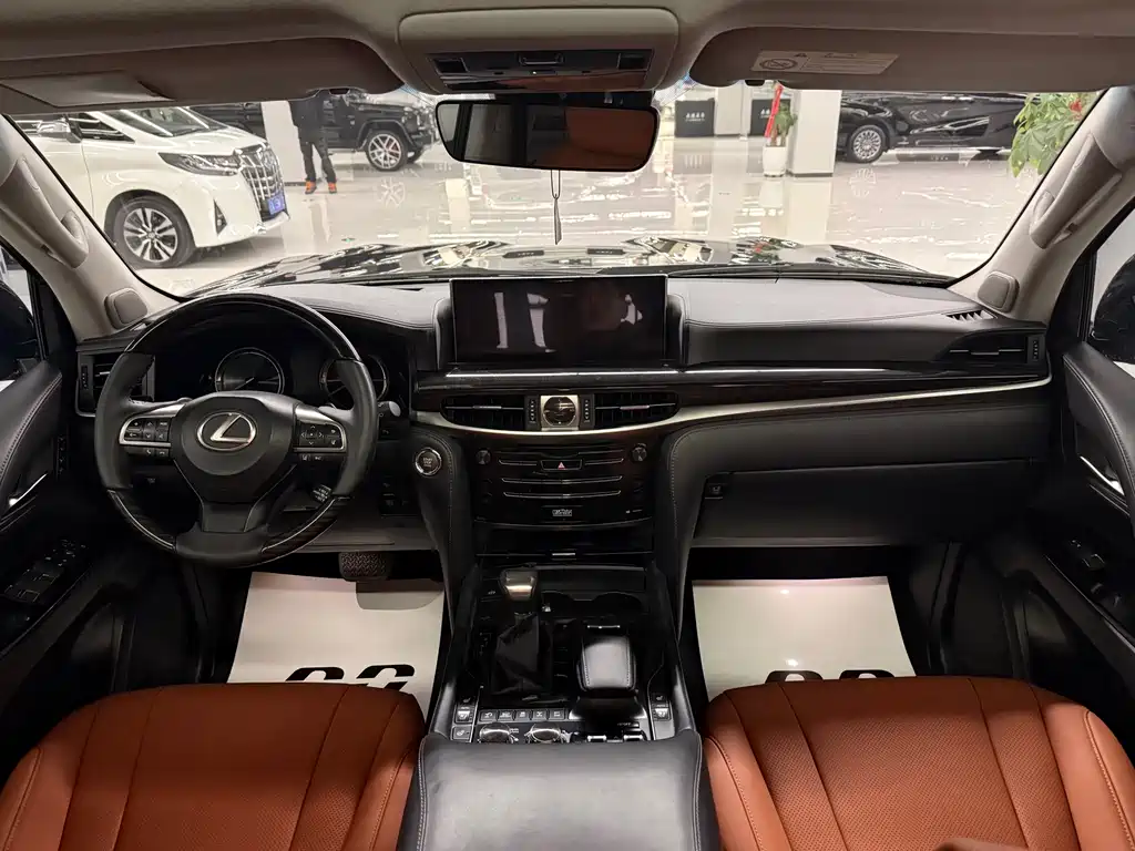 Lexus LX 2017 — фото 11