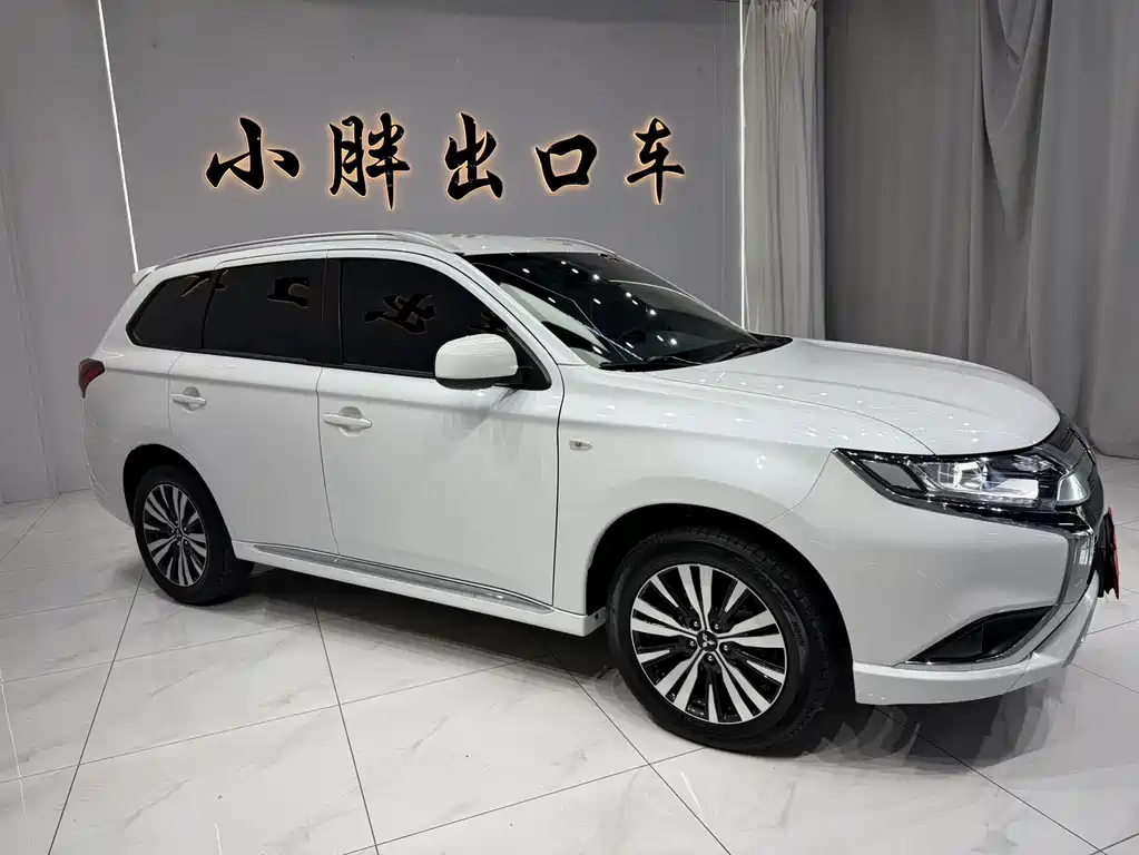 Mitsubishi Outlander 2022 — фото 3